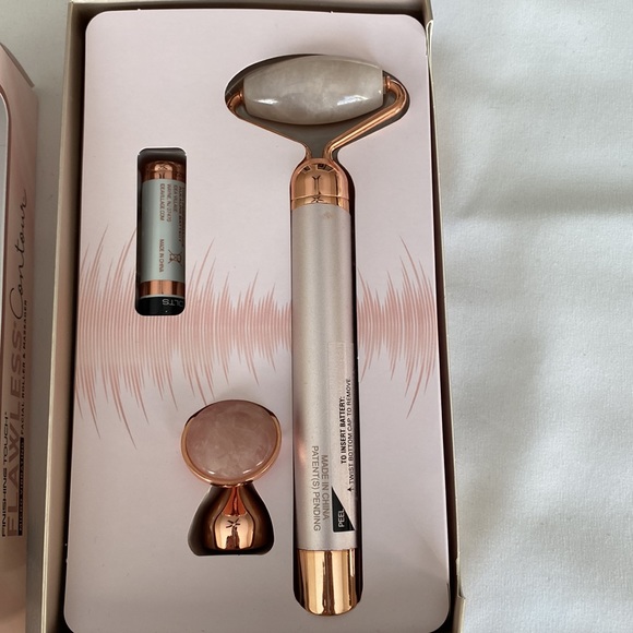 Finishing Touch Micro Vibrating Facial Roller & Massager - Picture 3 of 4